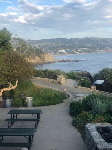 GORGEOUS DESIGNER COTTAGE   3 Min. Walk to Beautiful Beaches!