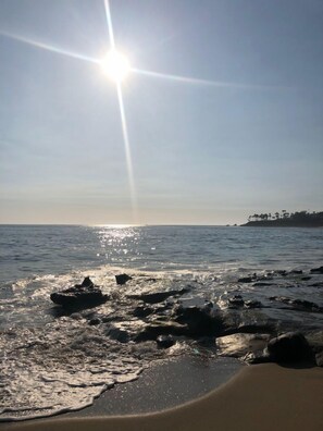 靠近海滩、沙滩椅、沙滩毛巾