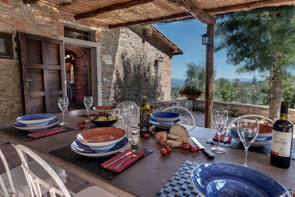 Outdoor dining - Podere Vecciale' estate (Cavriglia)