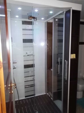 Bruser, hårtørrer, bidet, håndklæder