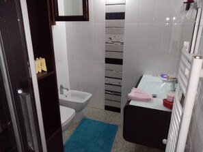 Douche, sèche-cheveux, bidet, serviettes fournies
