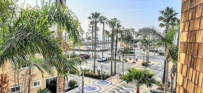 Located right on the Balboa Peninsula, few steps from the beach and the harbor.