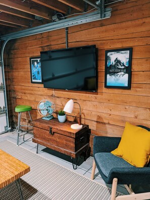 Smart-TV, Bücher, Musikbibliothek, Stereoanlage
