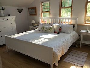 3 bedrooms, iron/ironing board, WiFi, bed sheets - Steps to the Lake and myers park (Lansing)