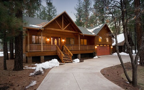 CUSTOM BUILT HOME IN THE HEART OF PINETOP- FENCED-PETS WELCOME
