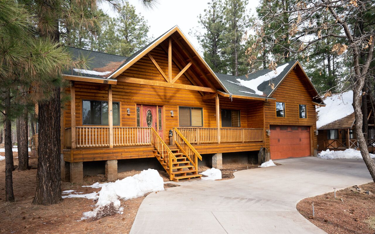 CUSTOM BUILT HOME IN THE HEART OF PINETOP- FENCED-PETS WELCOME