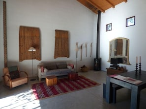 Foyer, lecteur de DVD, livres, chaĂźne audio