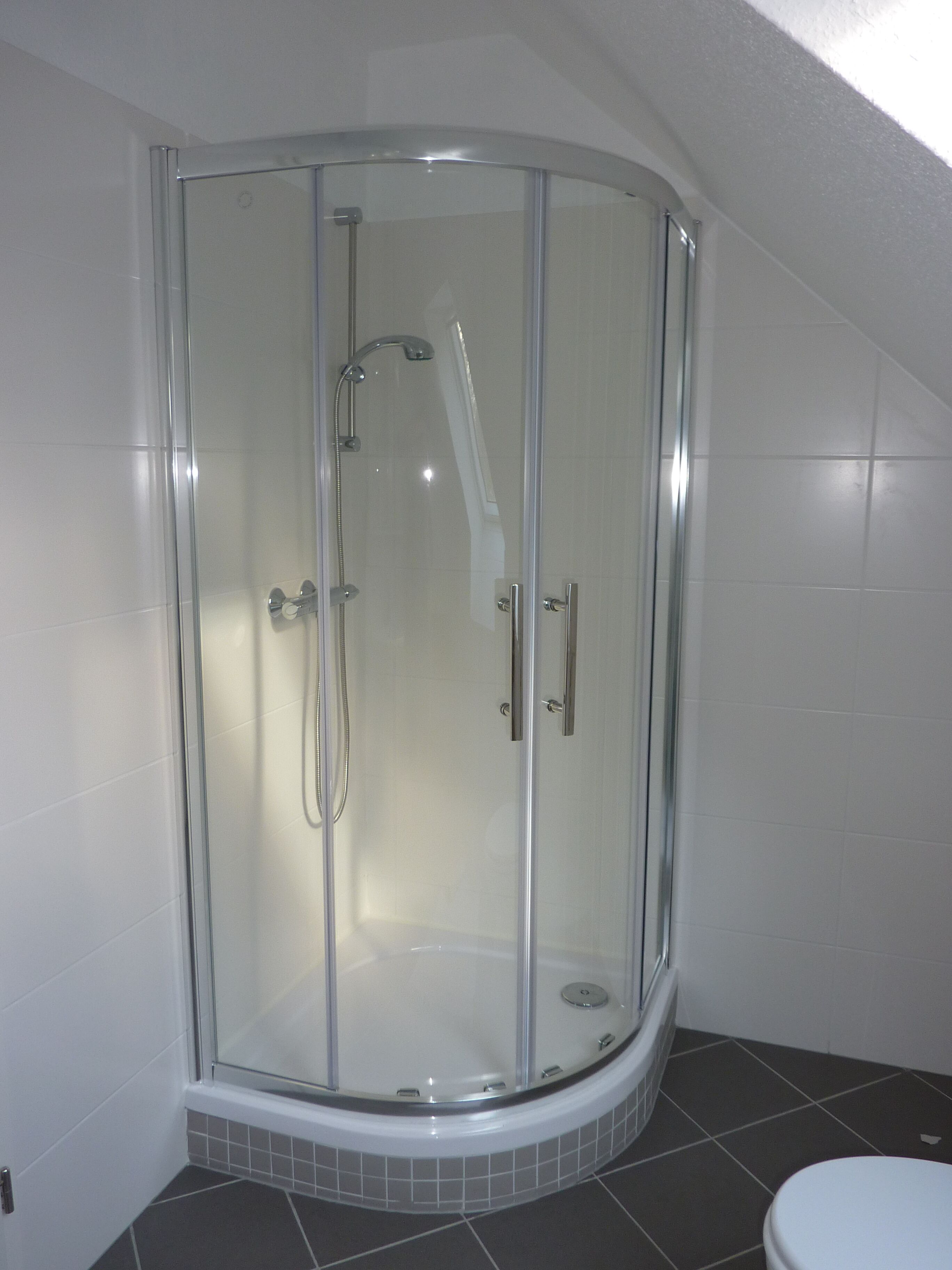 Economy-Dreibettzimmer | Badezimmer | Dusche, Hausschuhe, Handtücher