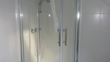 Economy-Dreibettzimmer | Badezimmer | Dusche, Hausschuhe, Handtücher