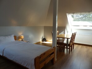 Chambre triple économique | Accès au Wi-Fi (inclus), literie fournie