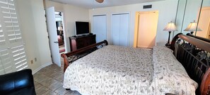 1 bedroom, iron/ironing board, WiFi, bed sheets - Beach front overlooking resort pool. Tower 1, Unit 804 (Panama City Beach)