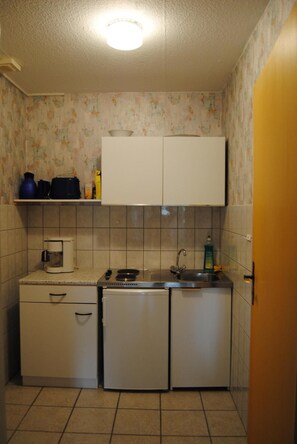 Kühlschrank, Wasserkocher mit Kaffee-/Teezubehör