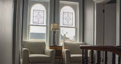 Artistic Lodging Queen suite
