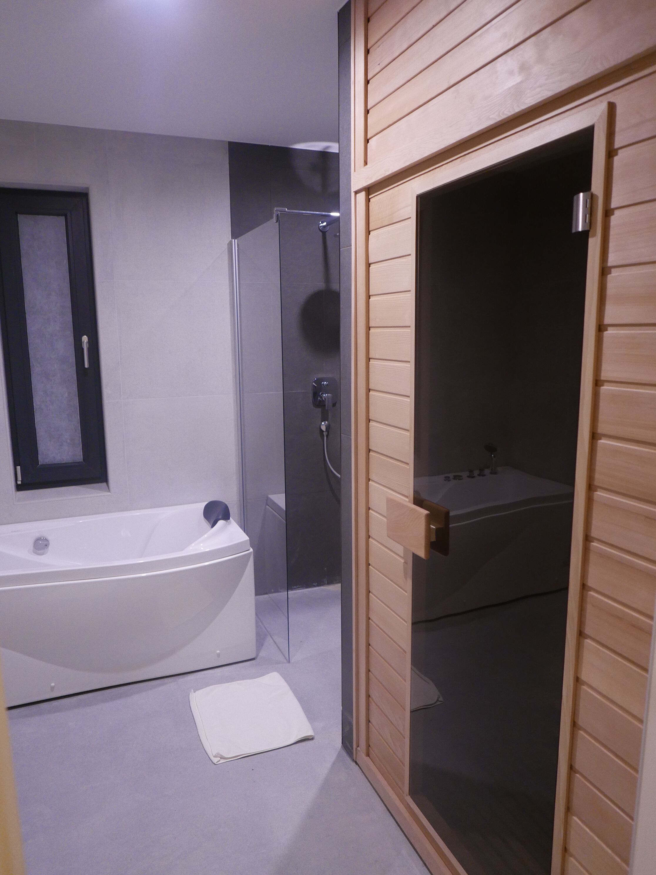 Ensemble douche/baignoire, baignoire à jets, sèche-cheveux