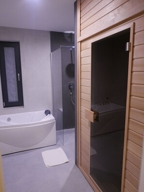 Ensemble douche/baignoire, baignoire à jets, sèche-cheveux