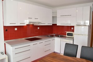 Fridge, microwave, dishwasher, coffee/tea maker