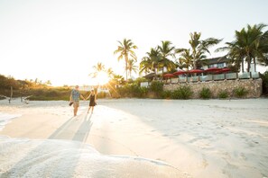 Aurinkotuoleja, rantapyyhkeitä