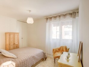 1 dormitori, planxa i posts de planxar i Internet 
