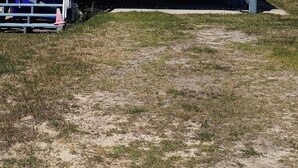 Un edificio blanco con un porche cubierto y una escalera que lleva a la entrada, con un cartel que dice 'Sanctuary 360' en la fachada.