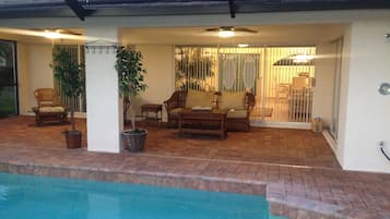 Una piscina al aire libre, una piscina climatizada