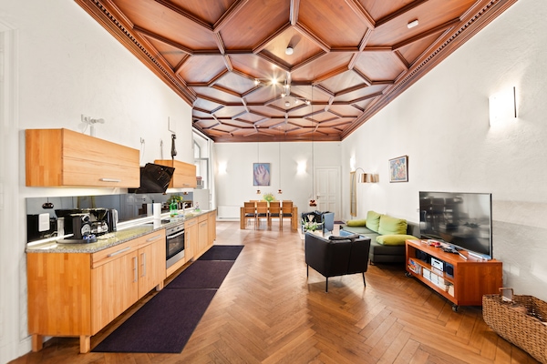 Living room, 50 square meters, 4m high original mahogany ceiling (Revivalism)