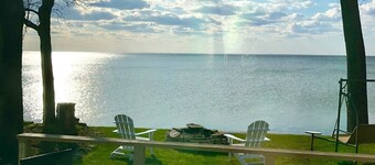 WATERFRONT HOME.  Gorgeous Sunsets. Sleeps 5! 25 minutes to Lambeau. 5 star!