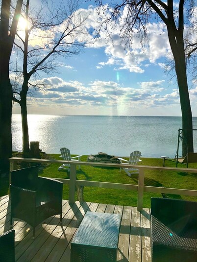WATERFRONT HOME.  Gorgeous Sunsets. Sleeps 5! 25 minutes to Lambeau. 5 star!
