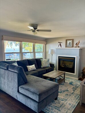 Smart TV, fireplace, books - WATERFRONT HOME.  Gorgeous Sunsets. Sleeps 5! 25 minutes to Lambeau. 5 star! (Door County)