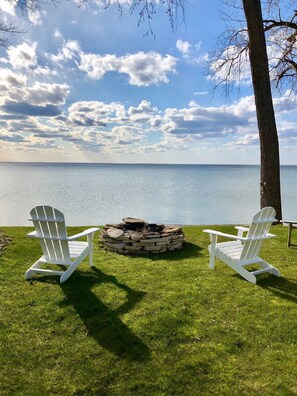 Property grounds - WATERFRONT HOME.  Gorgeous Sunsets. Sleeps 5! 25 minutes to Lambeau. 5 star! (Door County)