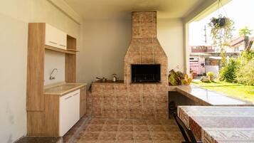 Réfrigérateur, micro-ondes, plaque de cuisson, grille-pain