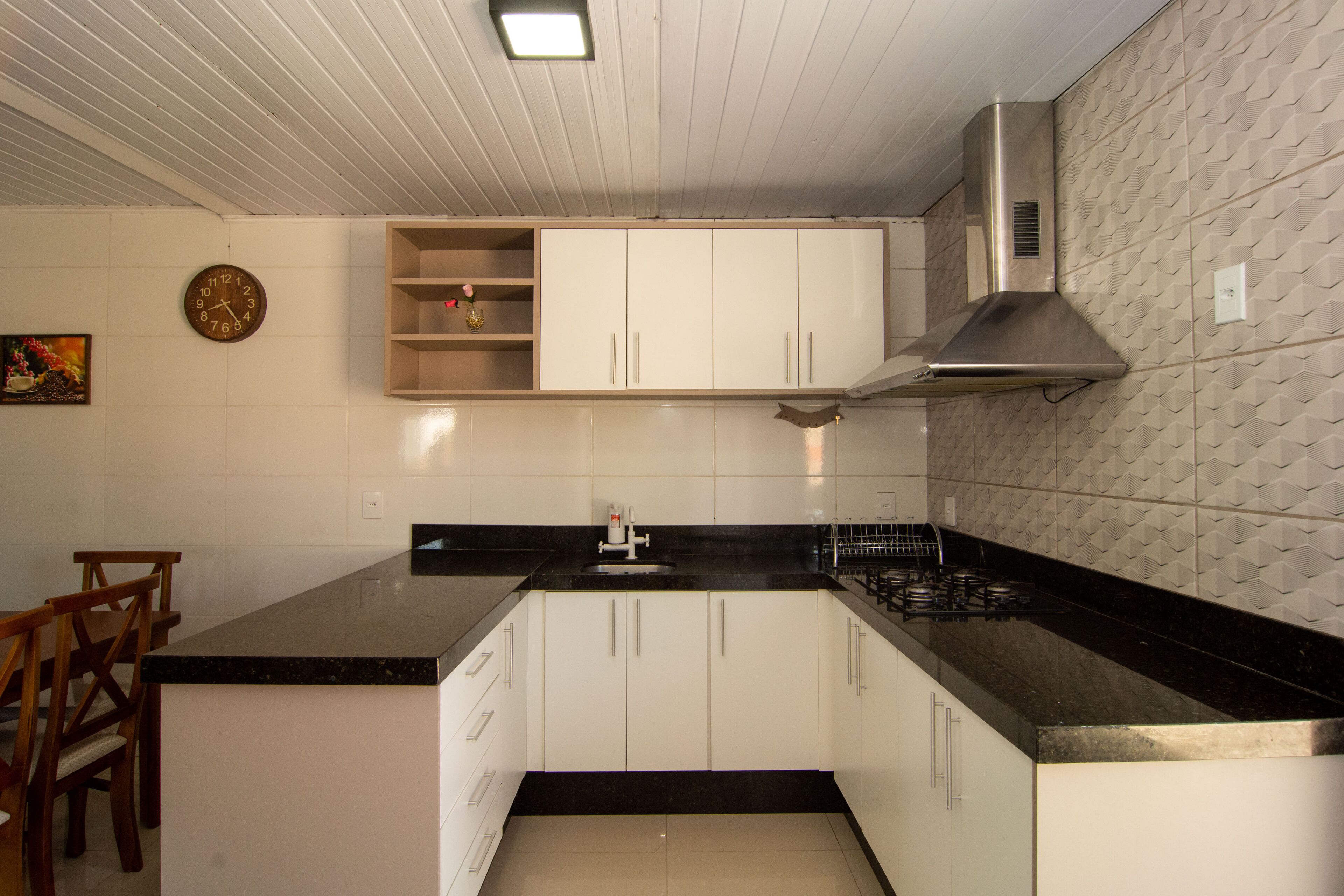 Frigorífico, microondas, placa de cocina y tostadora