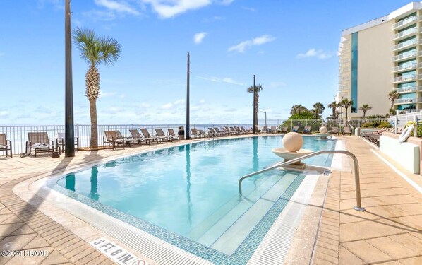 Piscine extérieure, piscine à débordement