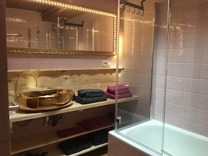 Badewanne, Haartrockner, Handtücher, Seife