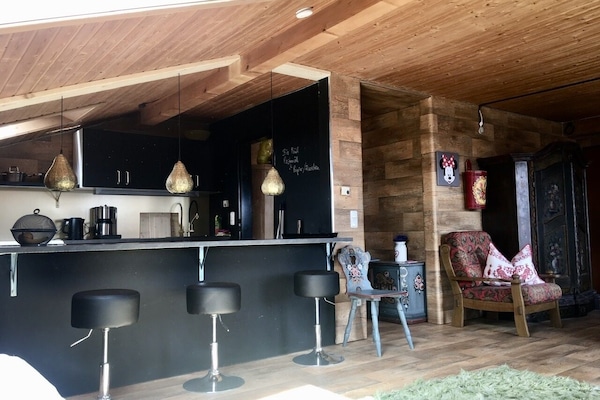 Blick in die Küche und die Bar