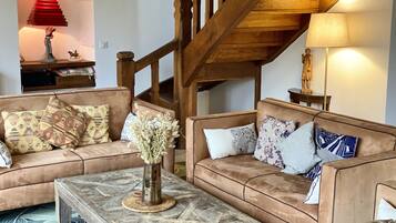 TV connectée, cheminée, table de tennis de table, livres