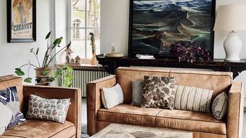 TV connectée, cheminée, table de tennis de table, livres