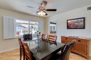 Dining - PET FRIENDLY IN QUIET NEIGHBORHOOD! (Tempe)