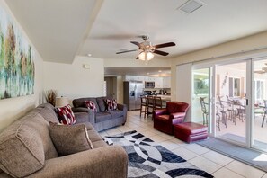 Una Smart TV, una chimenea, una impresora