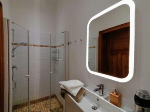 Shower, hair dryer, towels, soap - Where history, tranquillity and nature come together - living in the old station? (Bantin)