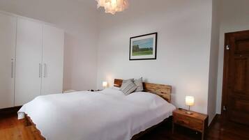 2 slaapkamers, een strijkplank/strijkijzer, reisbedje, gratis wifi