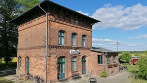 Un bâtiment en briques sur lequel on peut lire l’inscription « Banfin ».