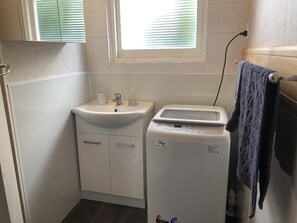 Douche, sèche-cheveux, serviettes fournies, savon