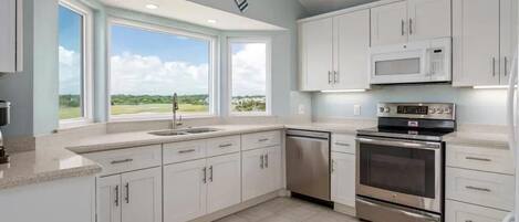 Kjøleskap, mikrobølgeovn, ovn og kokeplater