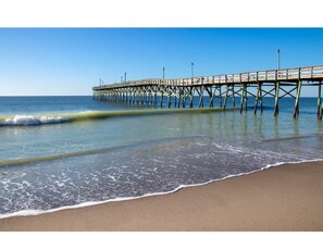 On the beach - 2nd Row OCEAN, MARSH & Int Coast views & SUMMER SUNSETS w Linens & bath towels (Holden Beach)