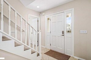 Interior - 2nd Row OCEAN, MARSH & Int Coast views & SUMMER SUNSETS w Linens & bath towels (Holden Beach)