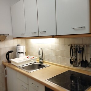 Køleskab, ovn, kogeplade, kaffe-/temaskine