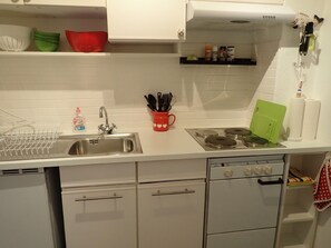 Refrigerador, parrilla de estufa, cafetera y tetera y tostadora 