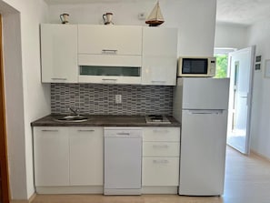 Refrigerador, microondas, placa de cocina, lavavajillas