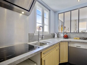 Fridge, microwave, oven, dishwasher - Appartement de la Grande Plage - Welkeys (Biarritz)