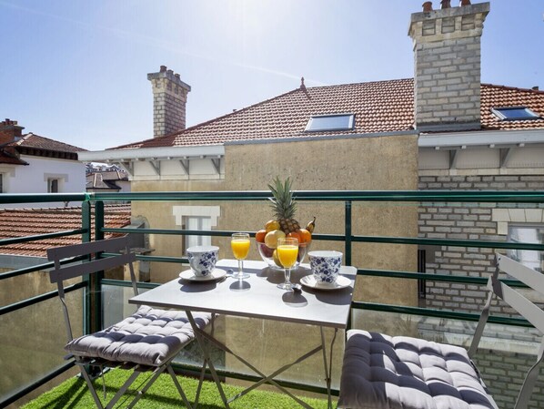 Outdoor dining - Appartement de la Grande Plage - Welkeys (Biarritz)